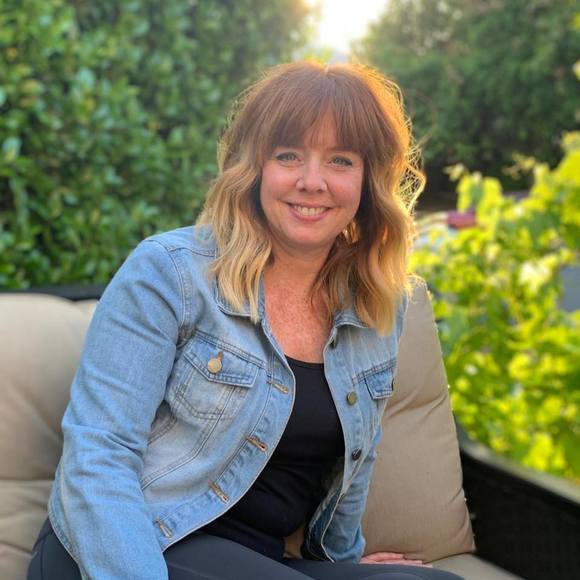 Profile Picture of Erika Gold (@erika4hair) on Poshmark