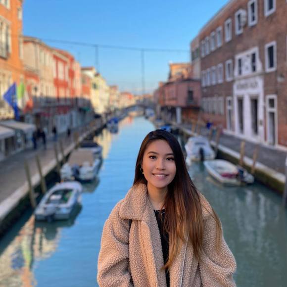 Profile Picture of Nadine Taing (@nadinetaing) on Poshmark