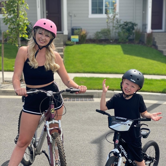 Profile Picture of Jessica Skaw (@jessicaskaw) on Poshmark