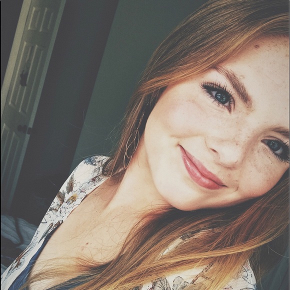 Profile Picture of Elleigh Francom (@elleigh_marie) on Poshmark