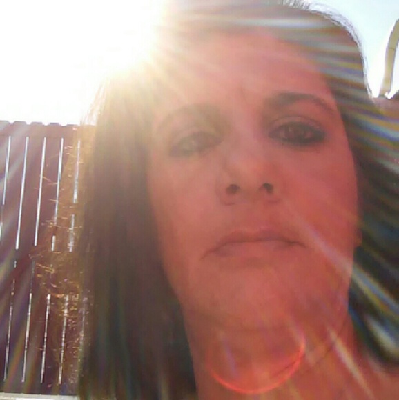 Profile Picture of Kelly James (@kellylynn323) on Poshmark