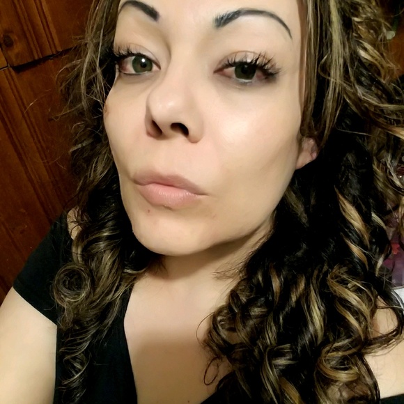 Profile Picture of Sandra Hicks (@sandradom) on Poshmark