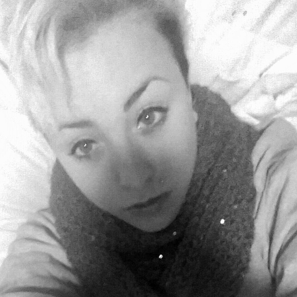 Profile Picture of Alexis Schoger (@arose_ar49) on Poshmark