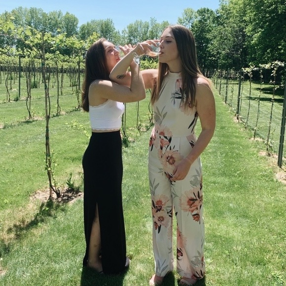Profile Picture of Charlotte Poolton (@cpool049) on Poshmark