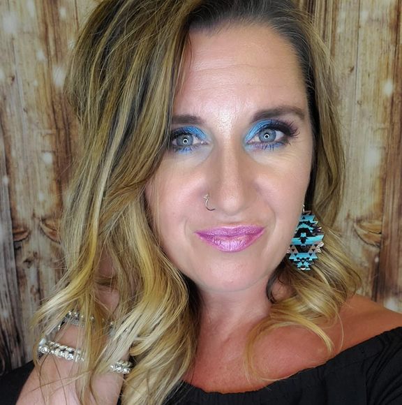 Profile Picture of Holly Markwart (@hollymarkwart) on Poshmark