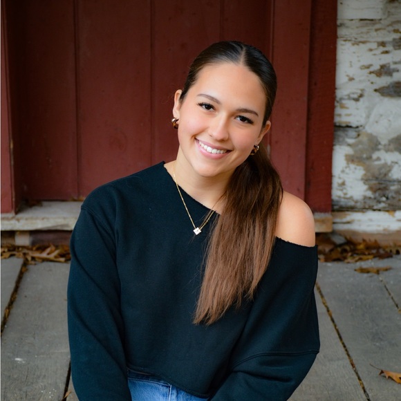 Profile Picture of Madeline Scibetta (@m_scibetta) on Poshmark