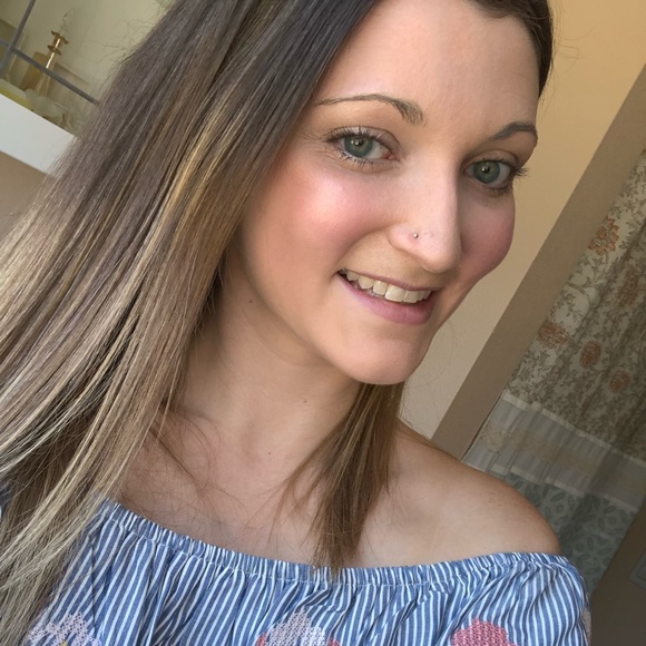 Profile Picture of Amanda Bergsma (@mbergsma95) on Poshmark