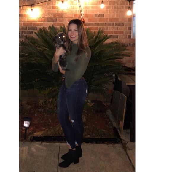 Profile Picture of Amanda Allemand (@amandara88) on Poshmark