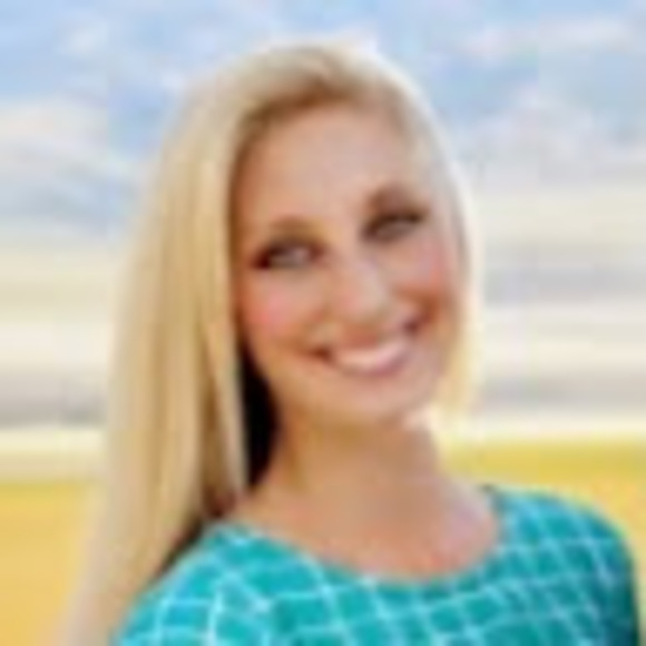 Profile Picture of Tiauna Jeppesen (@tiaunajeppesen) on Poshmark