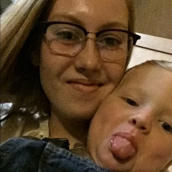 Profile Picture of Mandi Broersma (@mandibroersma) on Poshmark