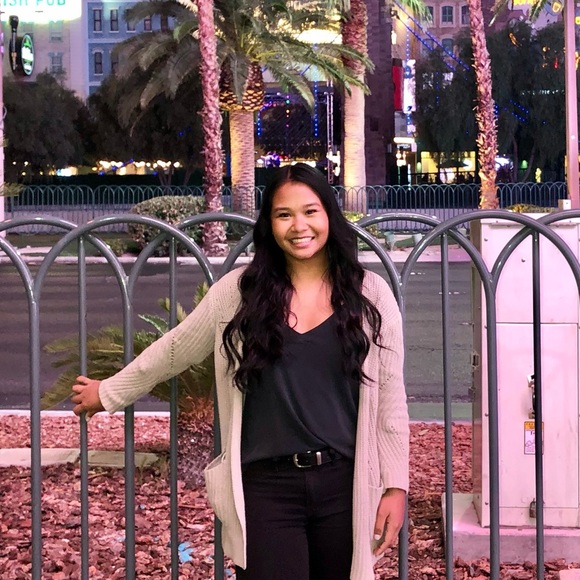 Profile Picture of Marcella Kollyann (@cellarinaaa) on Poshmark