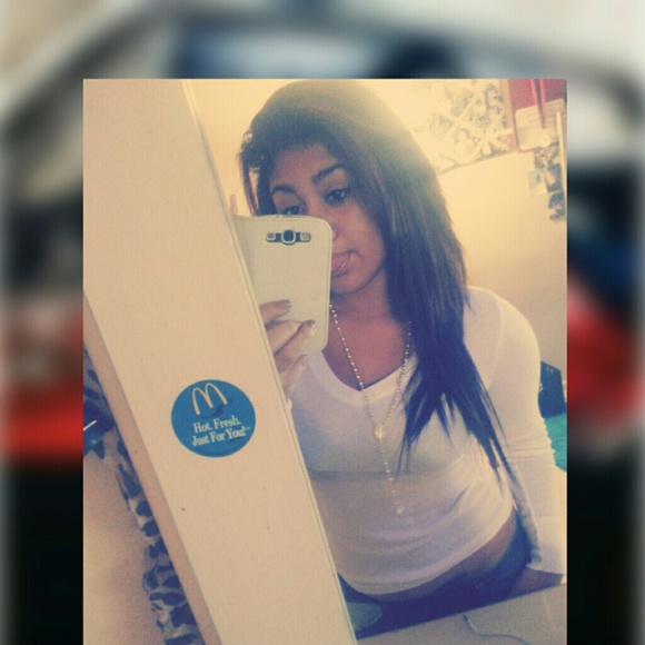 Profile Picture of Adriana Borrego (@adriana6115) on Poshmark