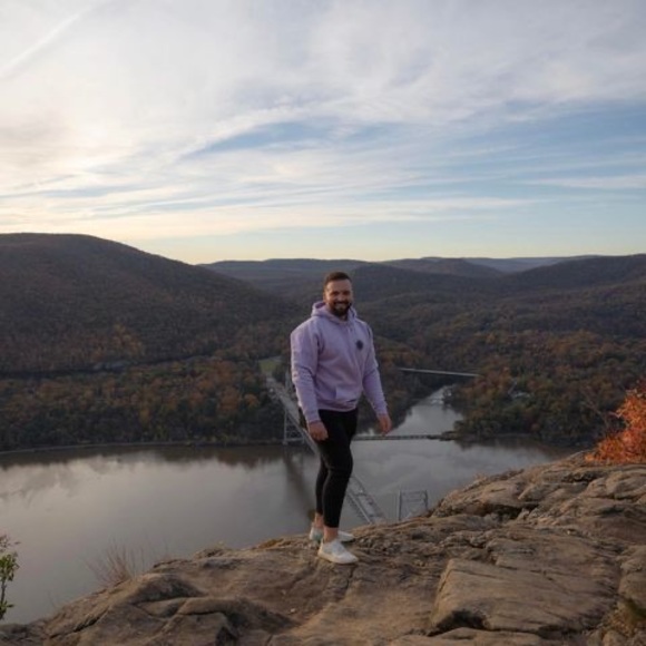 Profile Picture of Josh Nonnemacher (@jnonn) on Poshmark