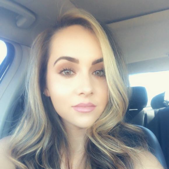 Profile Picture of Samantha Alvidrez (@salvidrez21) on Poshmark