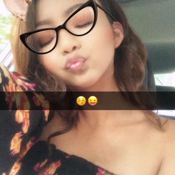 Profile Picture of Ivonne Alvarez (@xvonnee) on Poshmark