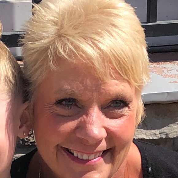 Profile Picture of Lynette Acker (@lynetteacker) on Poshmark