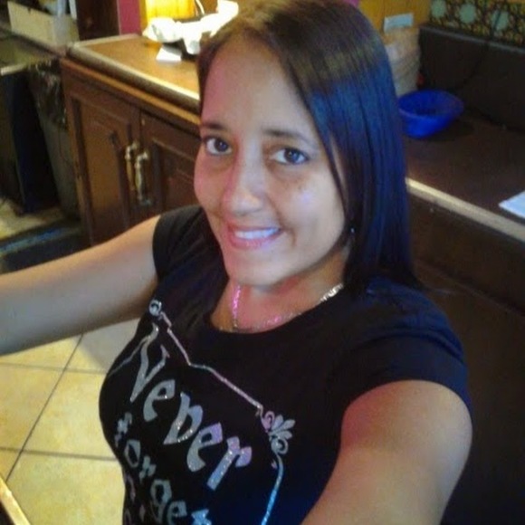 Profile Picture of Isabel Diaz (@isabeldiaz17) on Poshmark