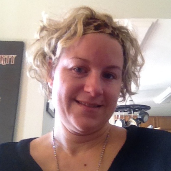 Profile Picture of Dawn Apple (@mommieapple) on Poshmark