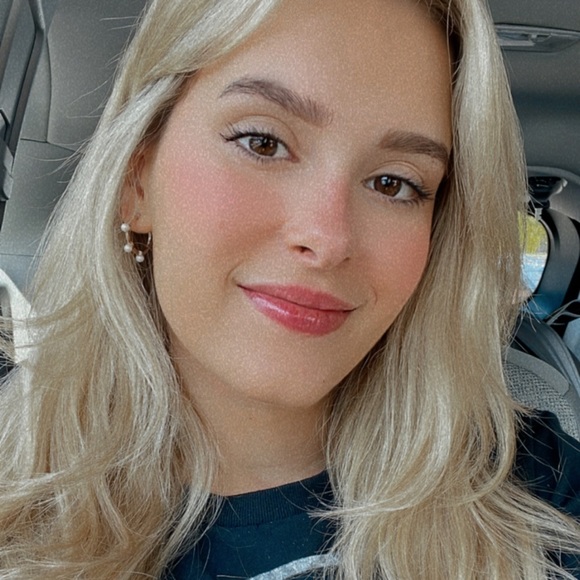 Profile Picture of Mariana Marangoni (@marangonimari) on Poshmark