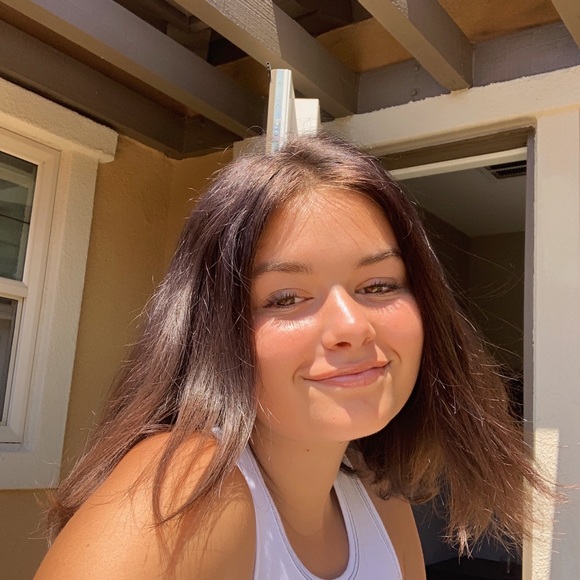 Profile Picture of Olivia Frates (@oliviafrates) on Poshmark