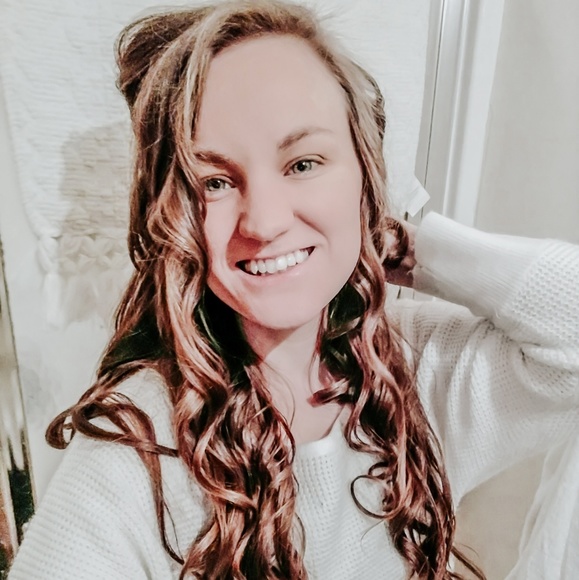 Profile Picture of Lindsey Leonardson (@lindseyleo) on Poshmark