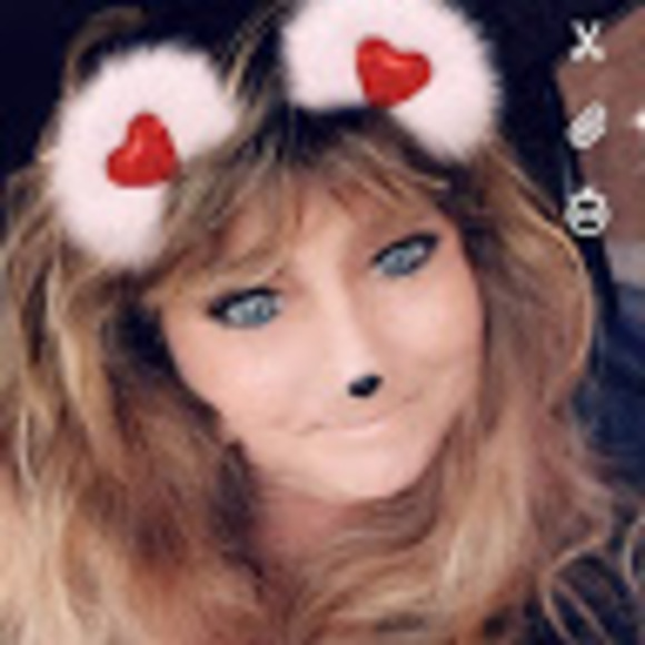 Profile Picture of Elisabeth Ciaccio (@knotkingswife) on Poshmark
