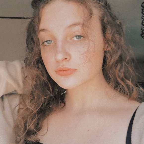 Profile Picture of Emma Jorissen (@emmajorissen217) on Poshmark