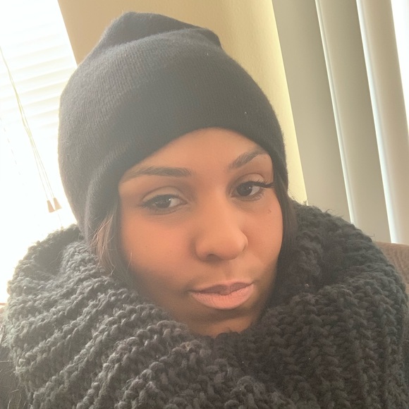 Profile Picture of Shahnaz Dinkins (@shahnazyy) on Poshmark