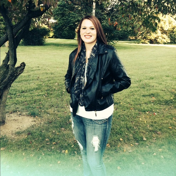 Profile Picture of Alexis Hedges (@alexishedges) on Poshmark