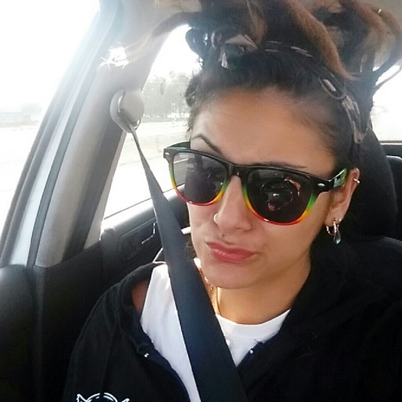 Profile Picture of Mina White (@mwhite052) on Poshmark