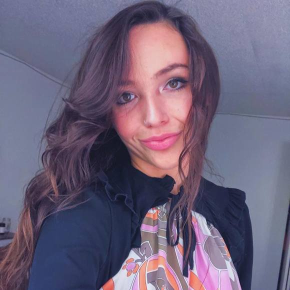 Profile Picture of Chloe Dercks (@chloe1498) on Poshmark