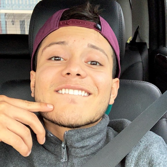 Profile Picture of Roland Savedra (@roland3600) on Poshmark