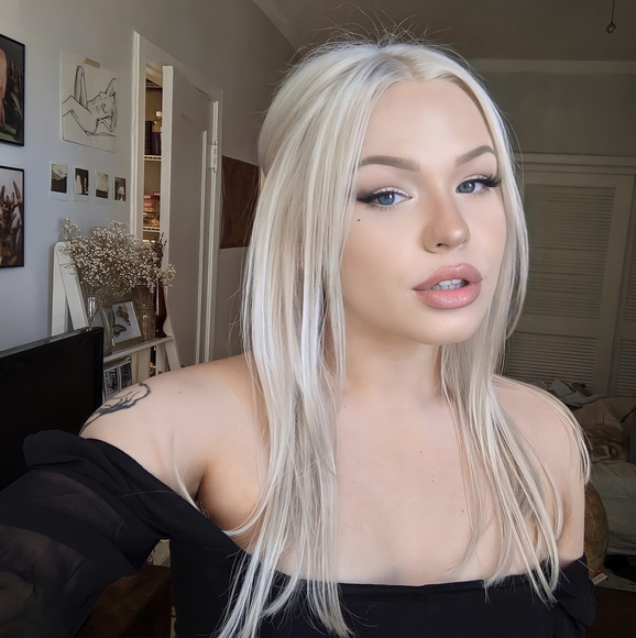 Profile Picture of Grace Labuzan (@graceeeluxxx) on Poshmark