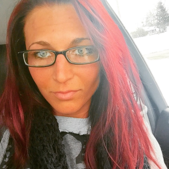 Profile Picture of Amber Littler (@anlittler) on Poshmark