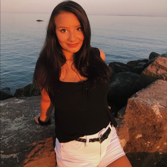 Profile Picture of Lindsey Dizenzo (@lindseydizenzo8) on Poshmark