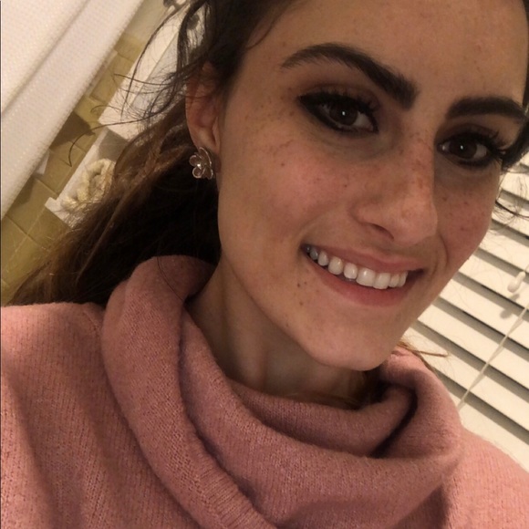 Profile Picture of Gillian Perry (@pperry29) on Poshmark