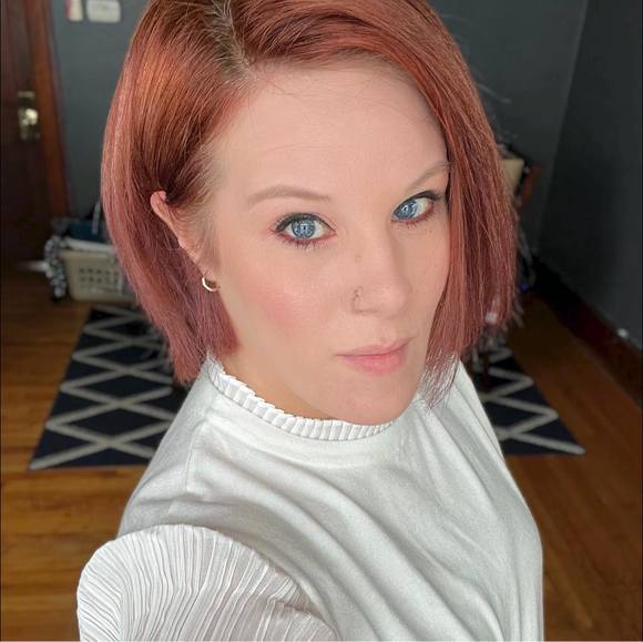 Profile Picture of Jen Introne (@jenintrone83) on Poshmark