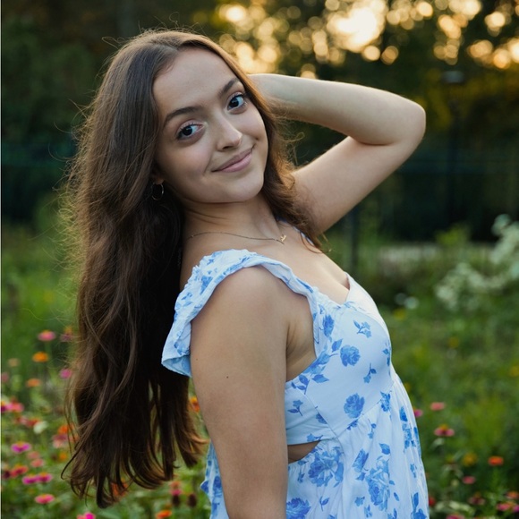 Profile Picture of Julia Fawcett (@juliapfawcett) on Poshmark