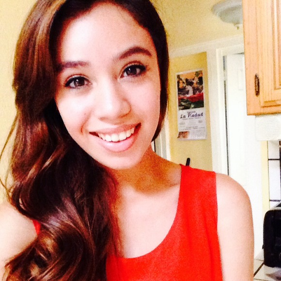 Profile Picture of Eloiza Bojorquez (@eloizabojo) on Poshmark