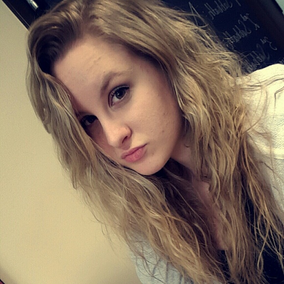 Profile Picture of Alayna Rishaug (@alaynarishaug) on Poshmark