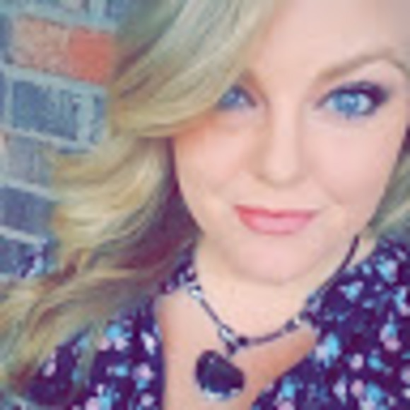 Profile Picture of April Thompson (@aprilthompso293) on Poshmark