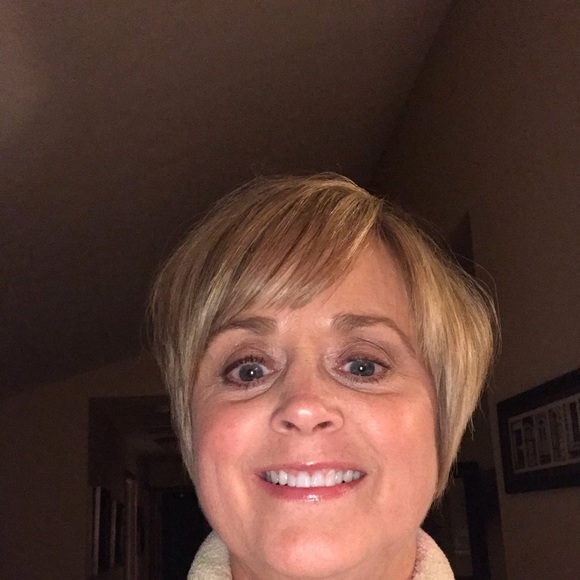 Profile Picture of Carol Calvert (@aidengregory2) on Poshmark