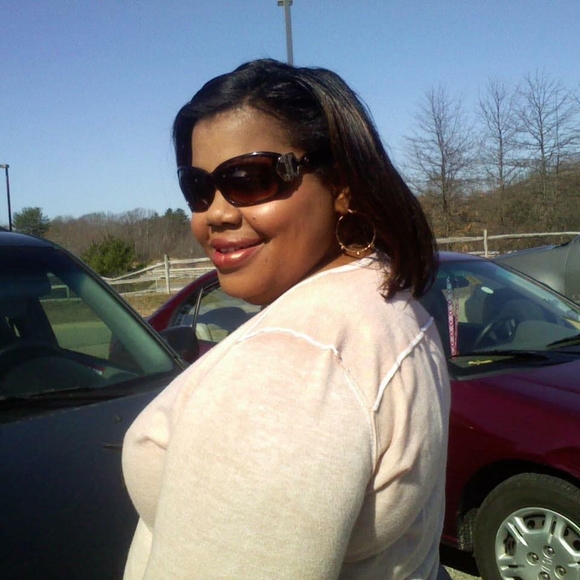 Profile Picture of Gina Rosier (@ginarosier10) on Poshmark