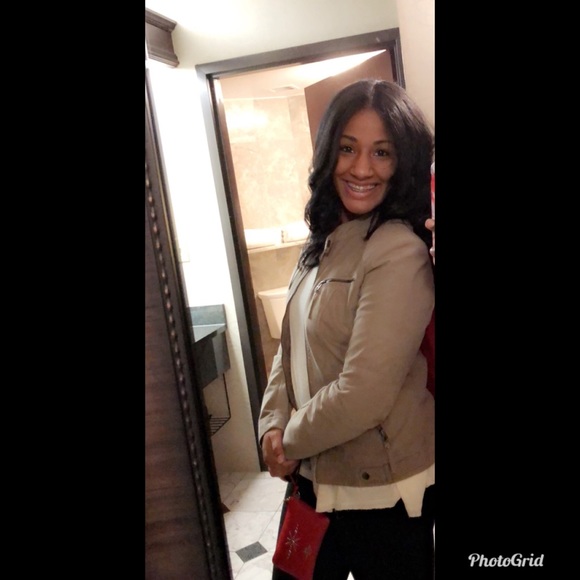 Profile Picture of Brianna Raggio (@briannaraggio) on Poshmark