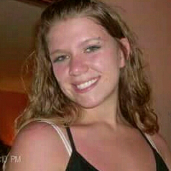 Profile Picture of Amanda Gladden (@amandalu90) on Poshmark