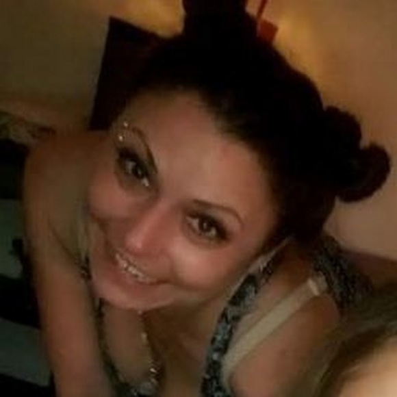 Profile Picture of Donna Clingings (@donnajguzman) on Poshmark