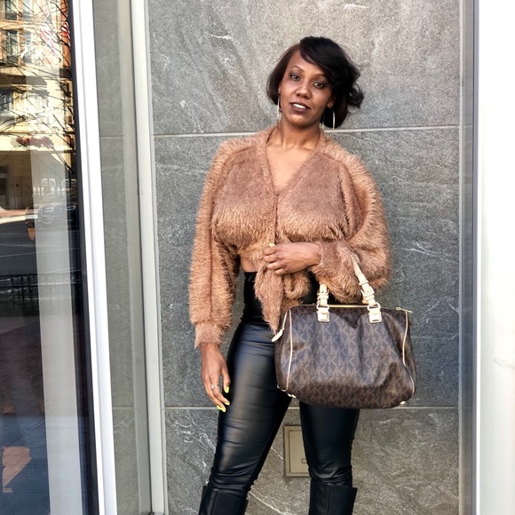 Profile Picture of Alessandra Sippio (@asippio) on Poshmark