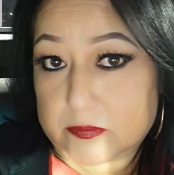 Profile Picture of Andrea Garza (@garzaandrea32) on Poshmark