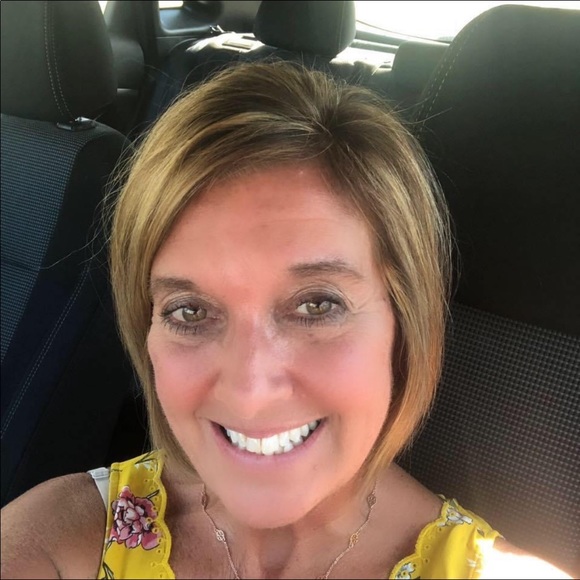 Melinda Hillebrand - Poshmark Profile Picture of Melinda Hillebrand (@mph85) on Poshmark