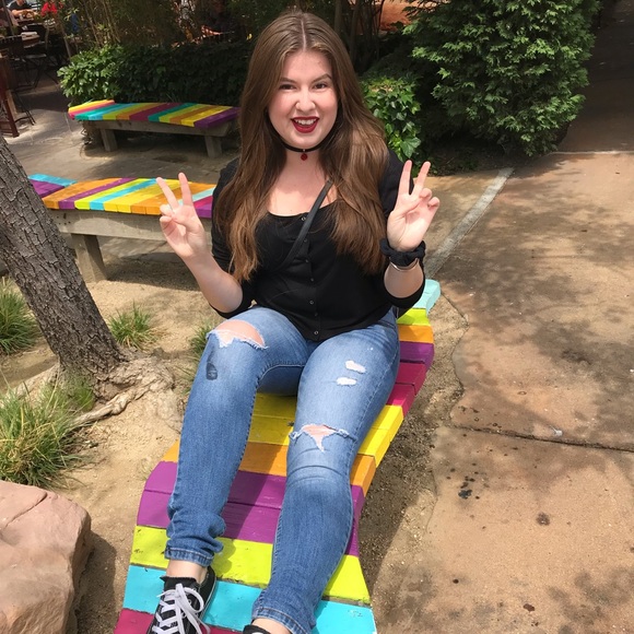 Profile Picture of Sophia Dickenson (@ayeeitssophia) on Poshmark